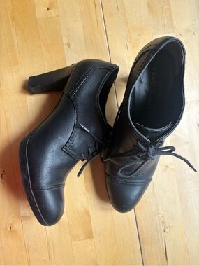 Franco Sarto Izaro leather lace up oxford heels size 6.5 black